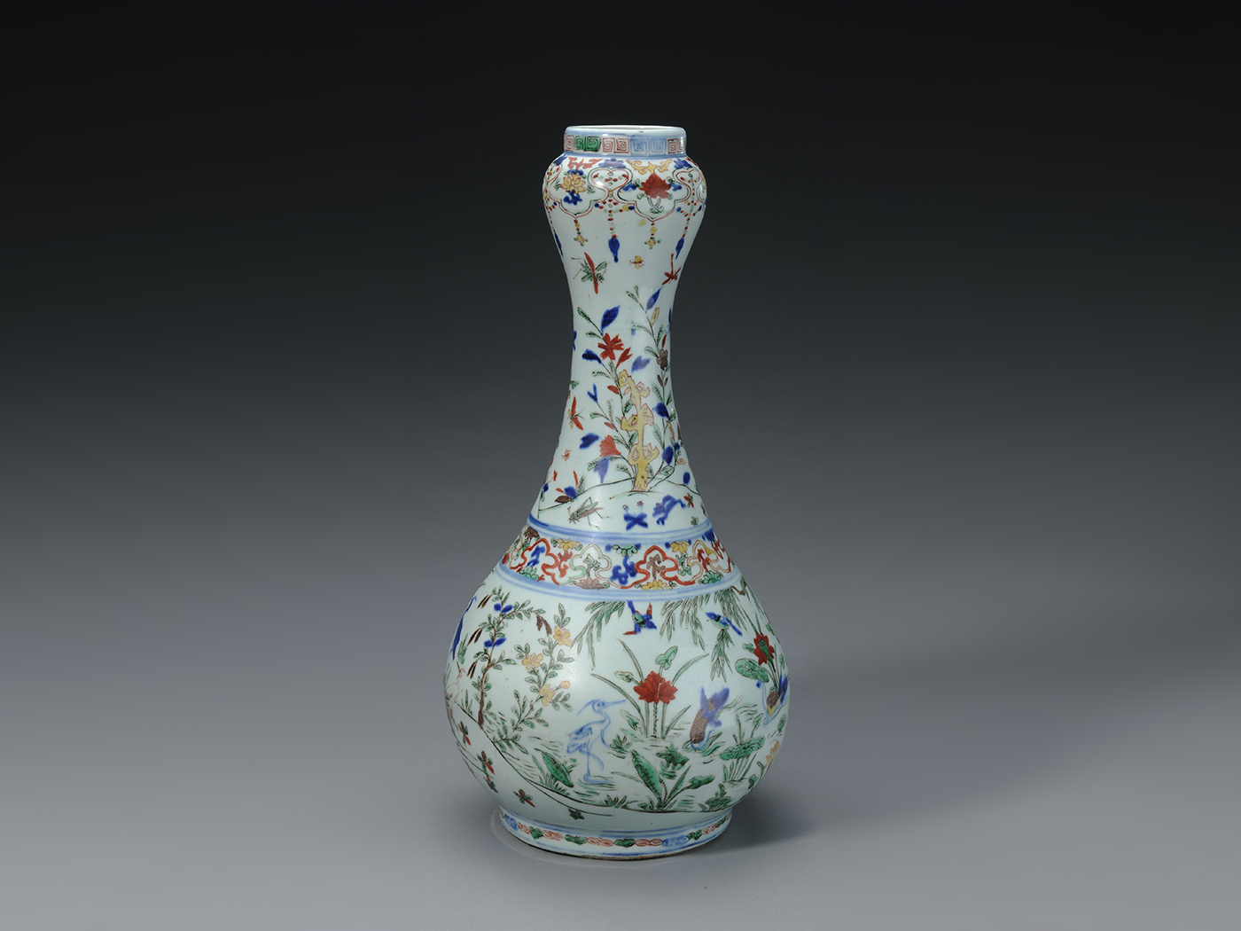 Garlic-mouth bottle with birds and flowers among lotus ponds