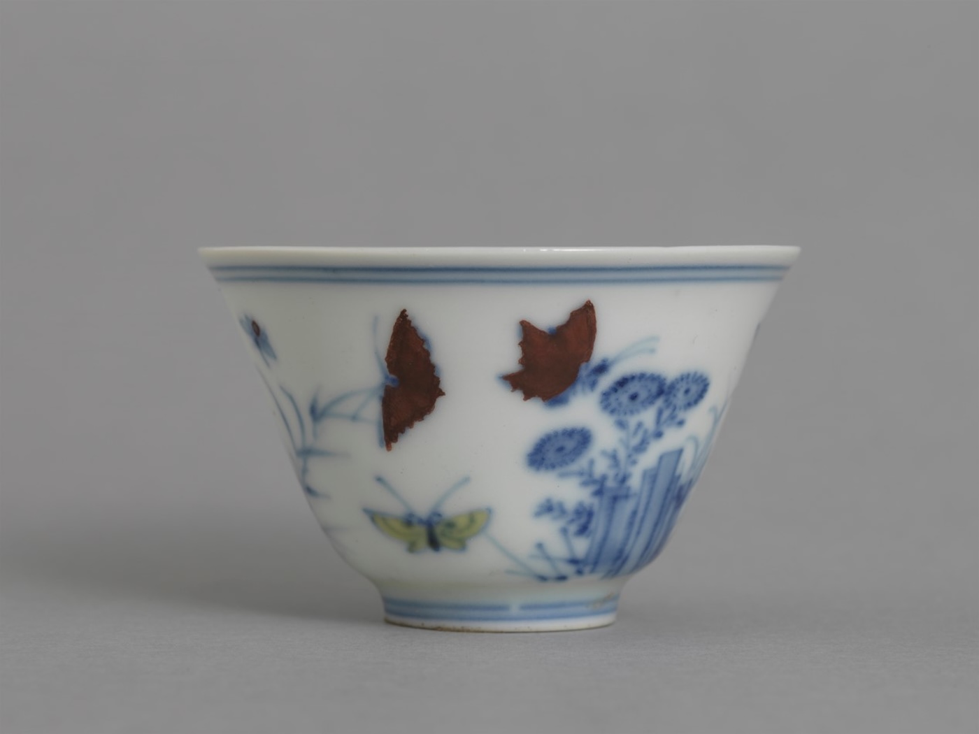 Cup with garden scenes in autumn